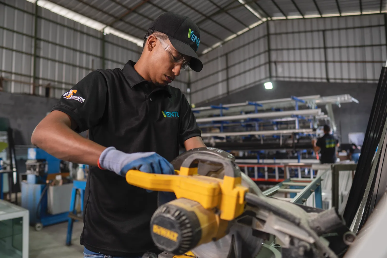 Corte de perfiles de aluminio en la planta de Ventus