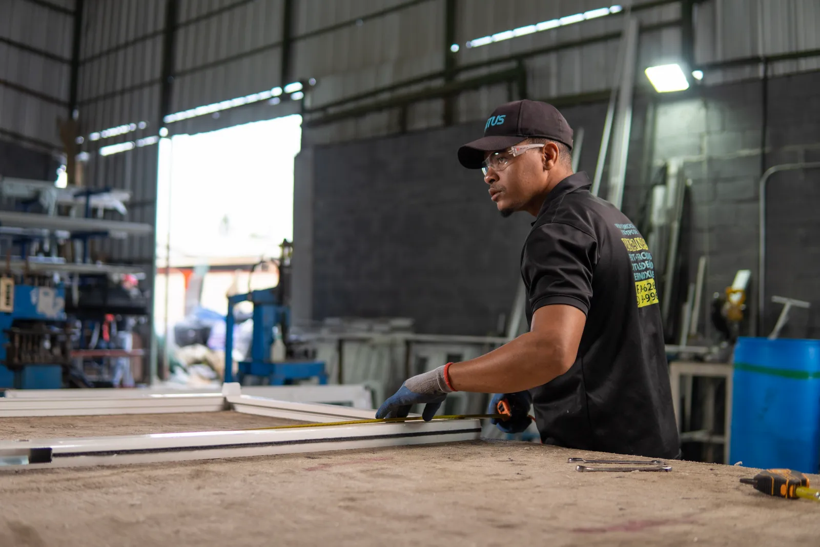 Técnico de Ventus midiendo perfiles de aluminio en la planta