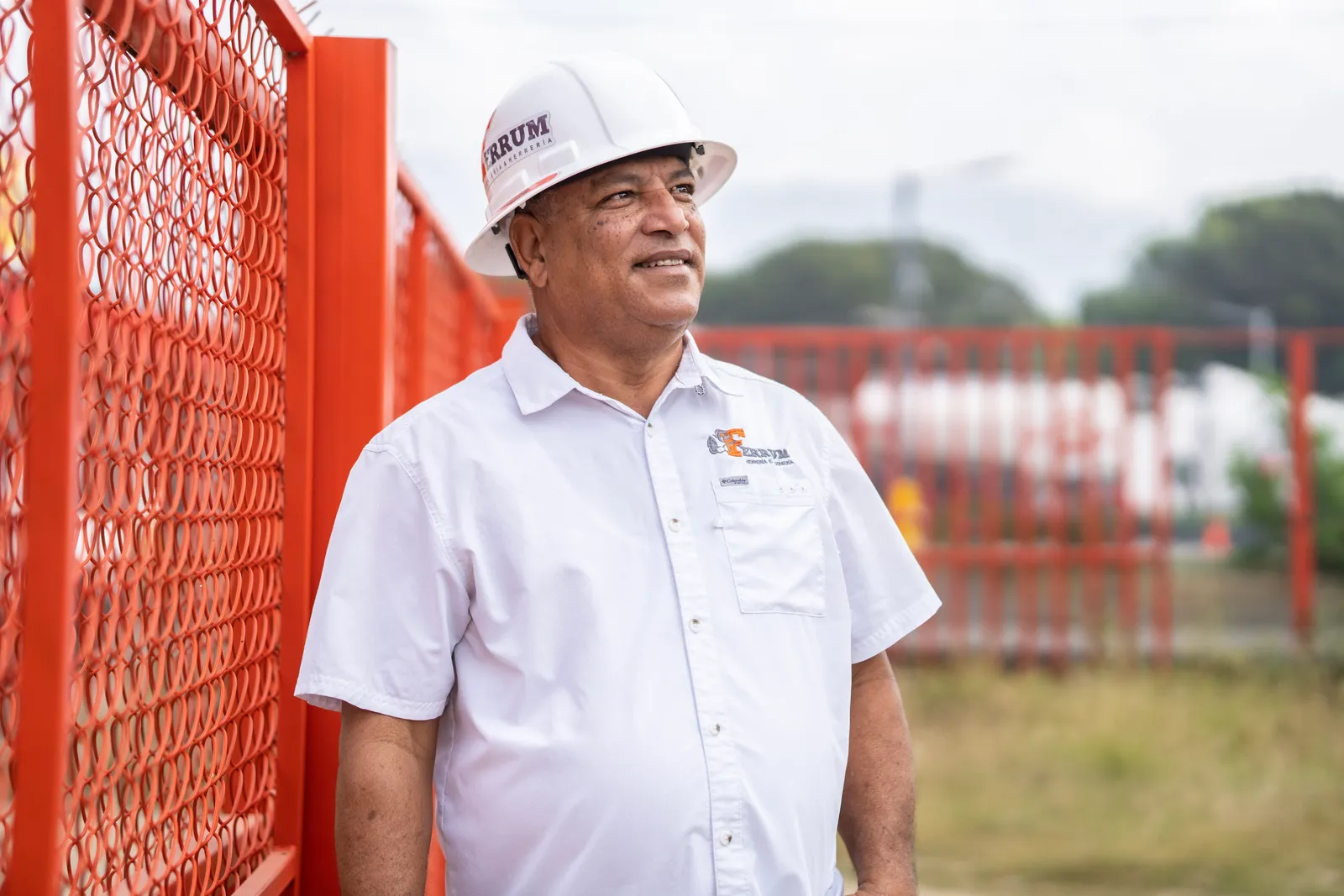 Técnico de Ferrum Ingeniería y Herrería junto a un portón en obra